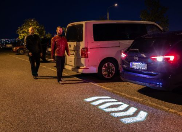 大陆集团推出MicroLED动态近场投影技术，提高交通安全